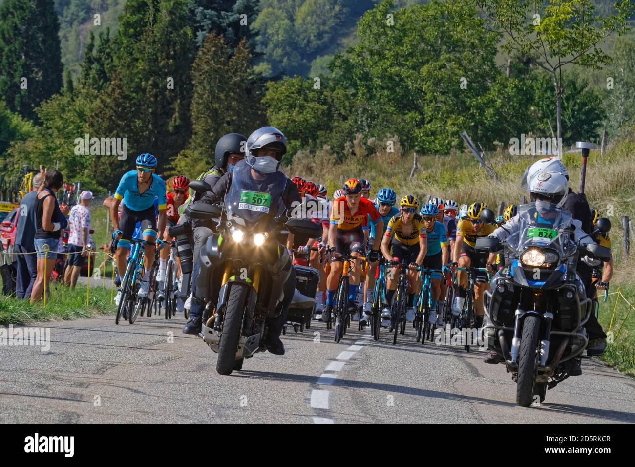 REVEL, FRANCIA, 15 settembre 2020 : Stampa moto di fronte al peloton sulle strade del Tour de France. Tour de France è stato descritto come il wor Foto Stock