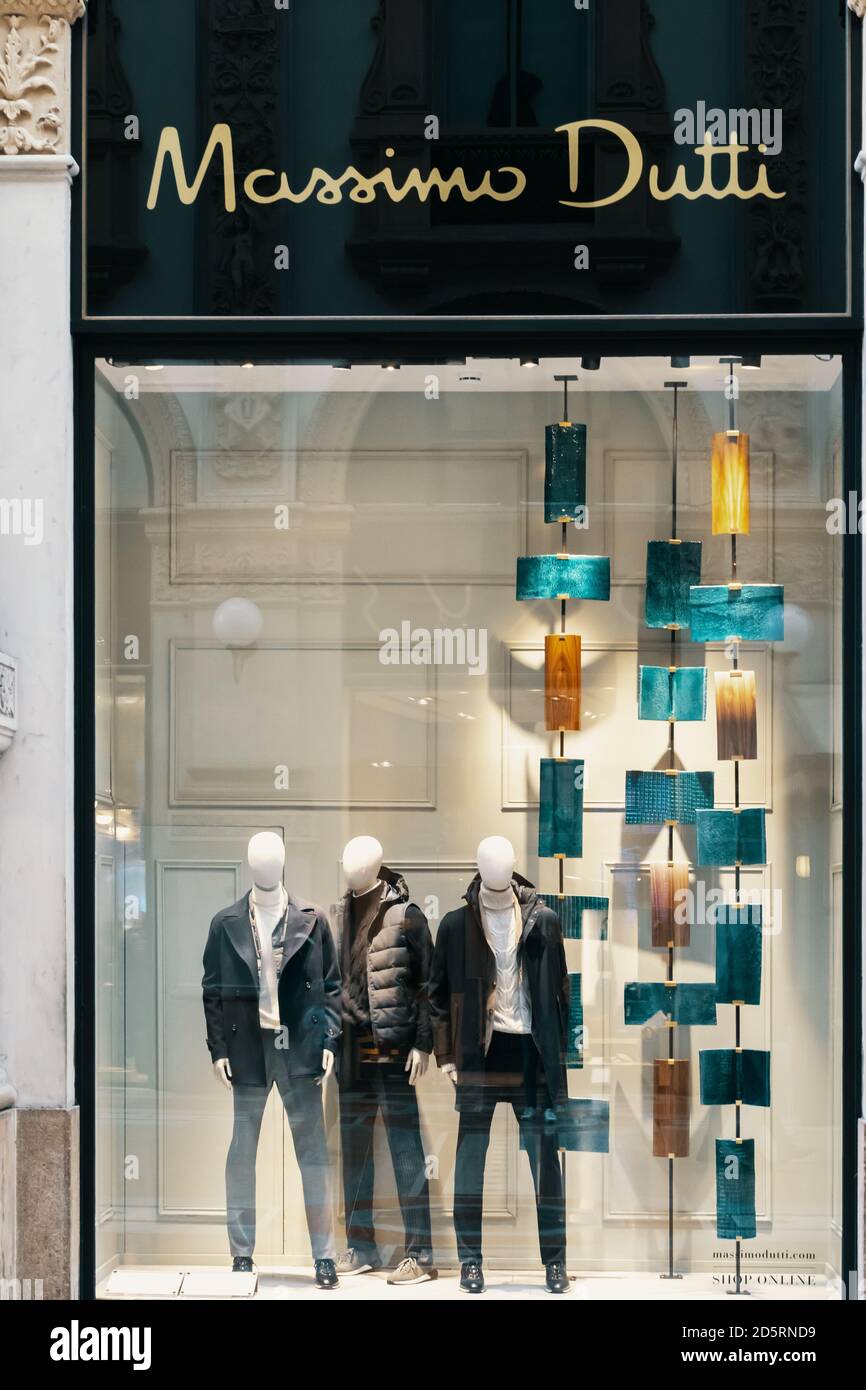 Logo massimo Dutti e vetrina della moda di lusso a Milano. Tre manichini  maschi in piedi in esposizione negozio. Milano, Italia - 31.10.2019 Foto  stock - Alamy