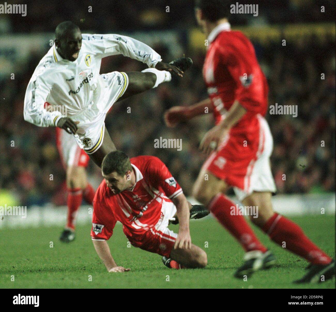 Jimmy Floyd Hasselbaink di Leeds United è sconvolto da Gary di Middlesbrough Pallister per guadagnare una carta gialla Foto Stock