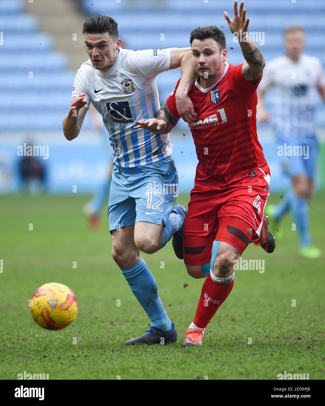 Il Callum Reilly di Coventry City è sfidato dalla mandria Chris di Gillingham Foto Stock