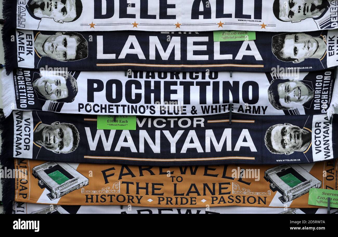 Tottenham Hotspur Sciarpe in vendita fuori White Hart Lane Foto stock -  Alamy