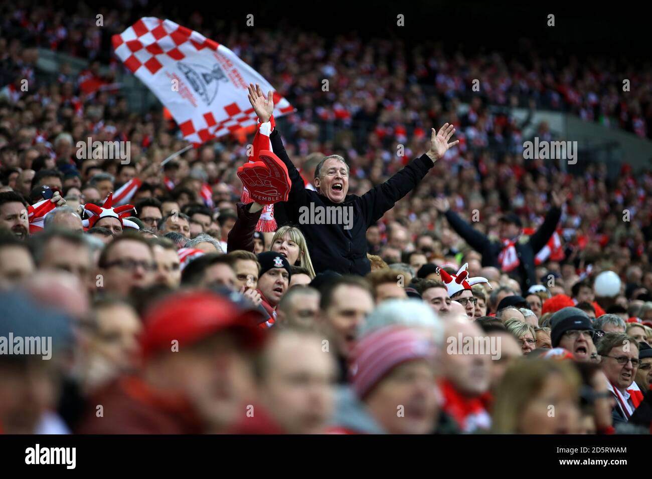 Un fan di Southampton si distingue tra la folla per lo spettacolo il suo sostegno Foto Stock