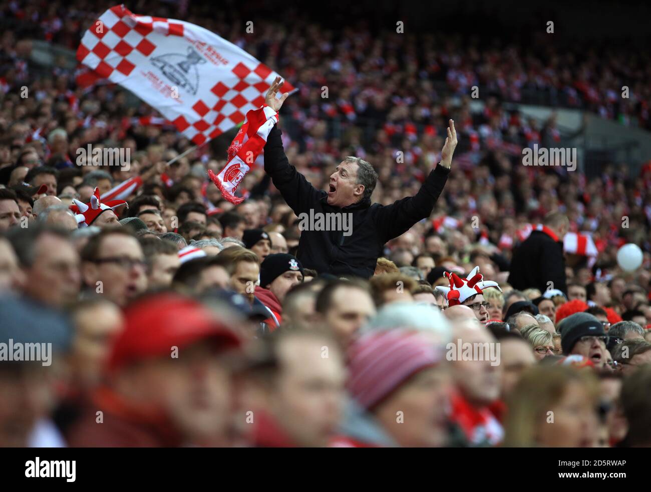 Un fan di Southampton si distingue tra la folla per lo spettacolo il suo sostegno Foto Stock
