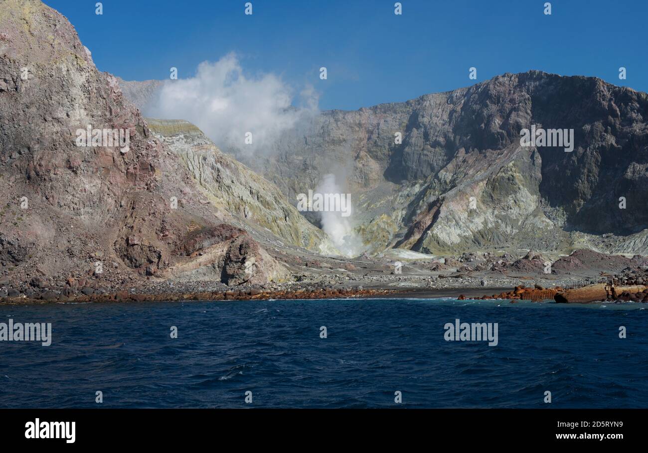 Vista su White Island (Whakaari) un attivo stratovulcano andesite, situato a 48 km Dalla costa orientale dell'Isola del Nord di New Zealand.Active vulcano i Foto Stock