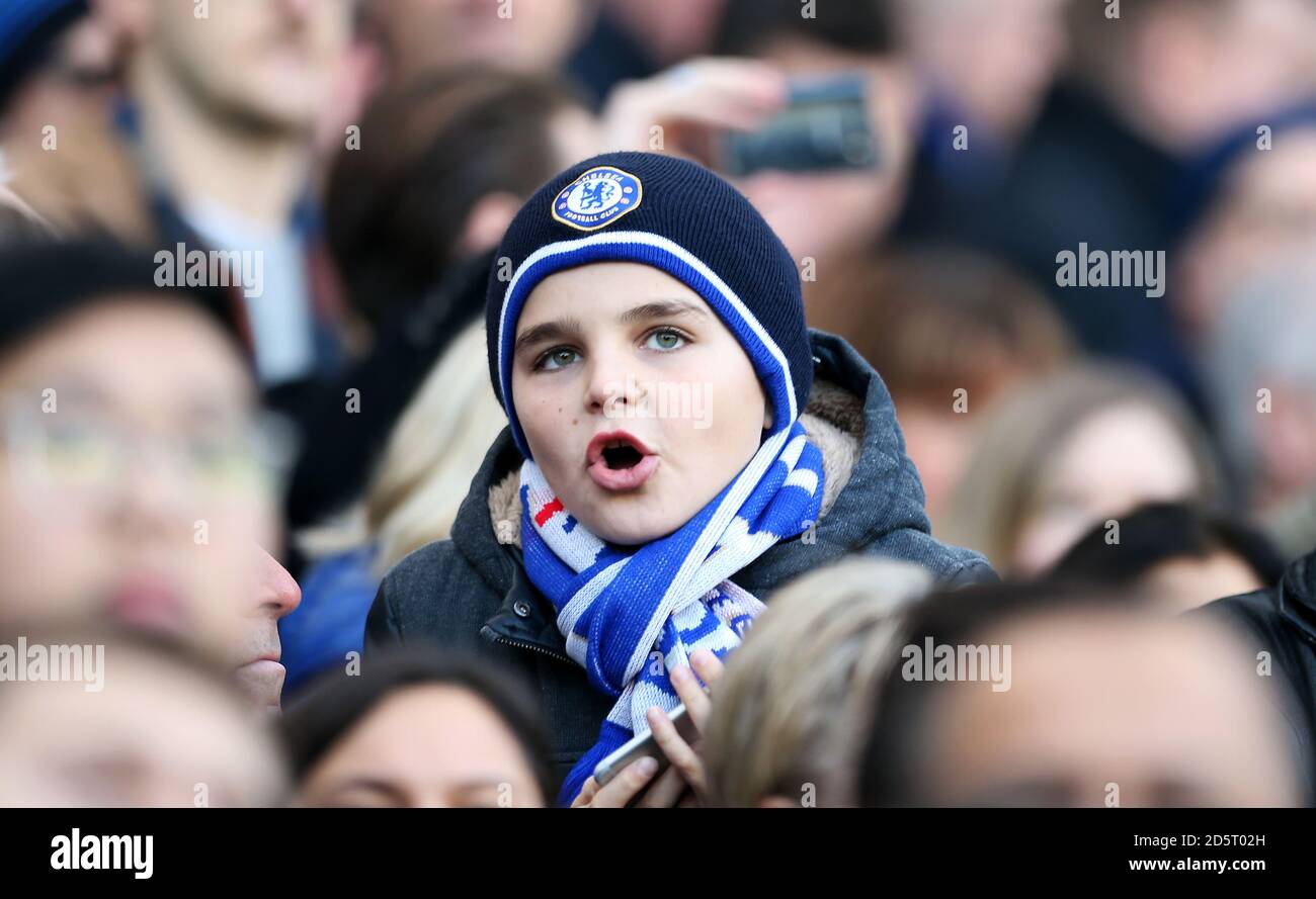 Un giovane fan di Chelsea nelle tribune durante il gioco Foto Stock