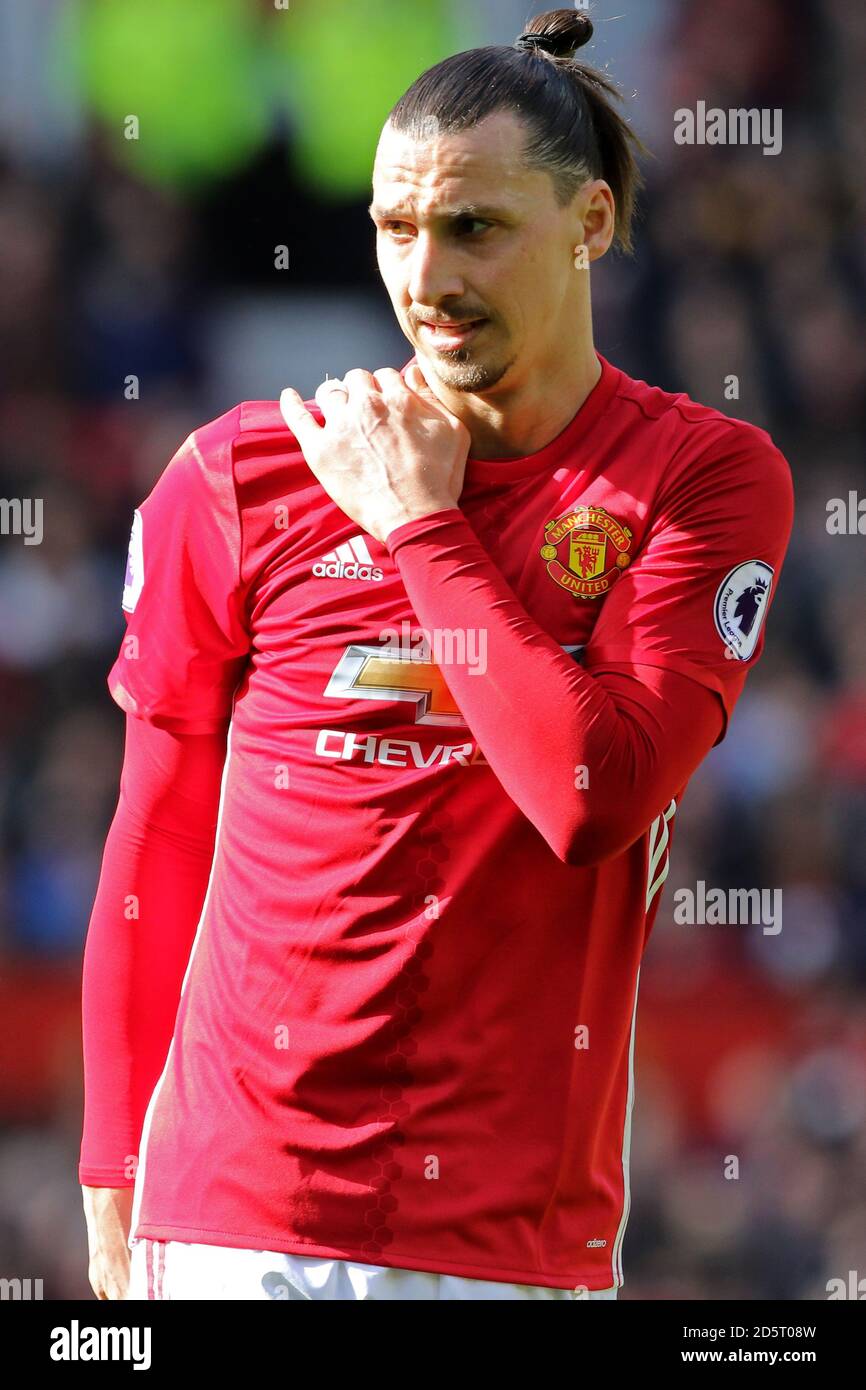 Zlatan Ibrahimovic di Manchester United tiene le spalle Foto stock - Alamy