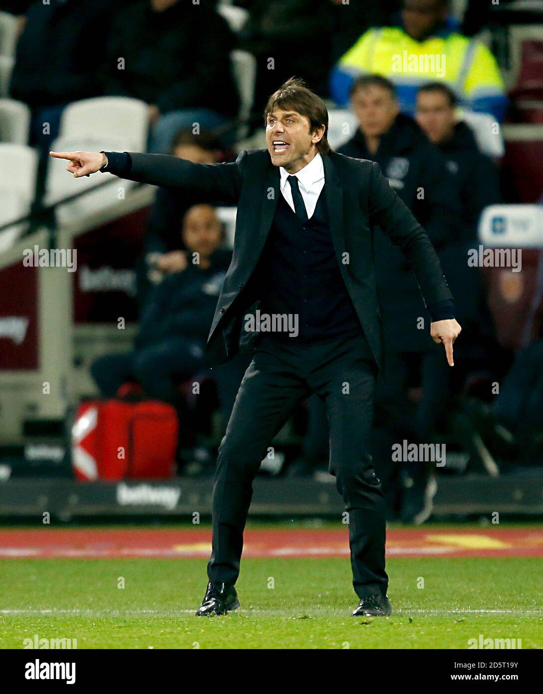 Chelsea manager Antonio Conte gesti sul perimetro Foto Stock