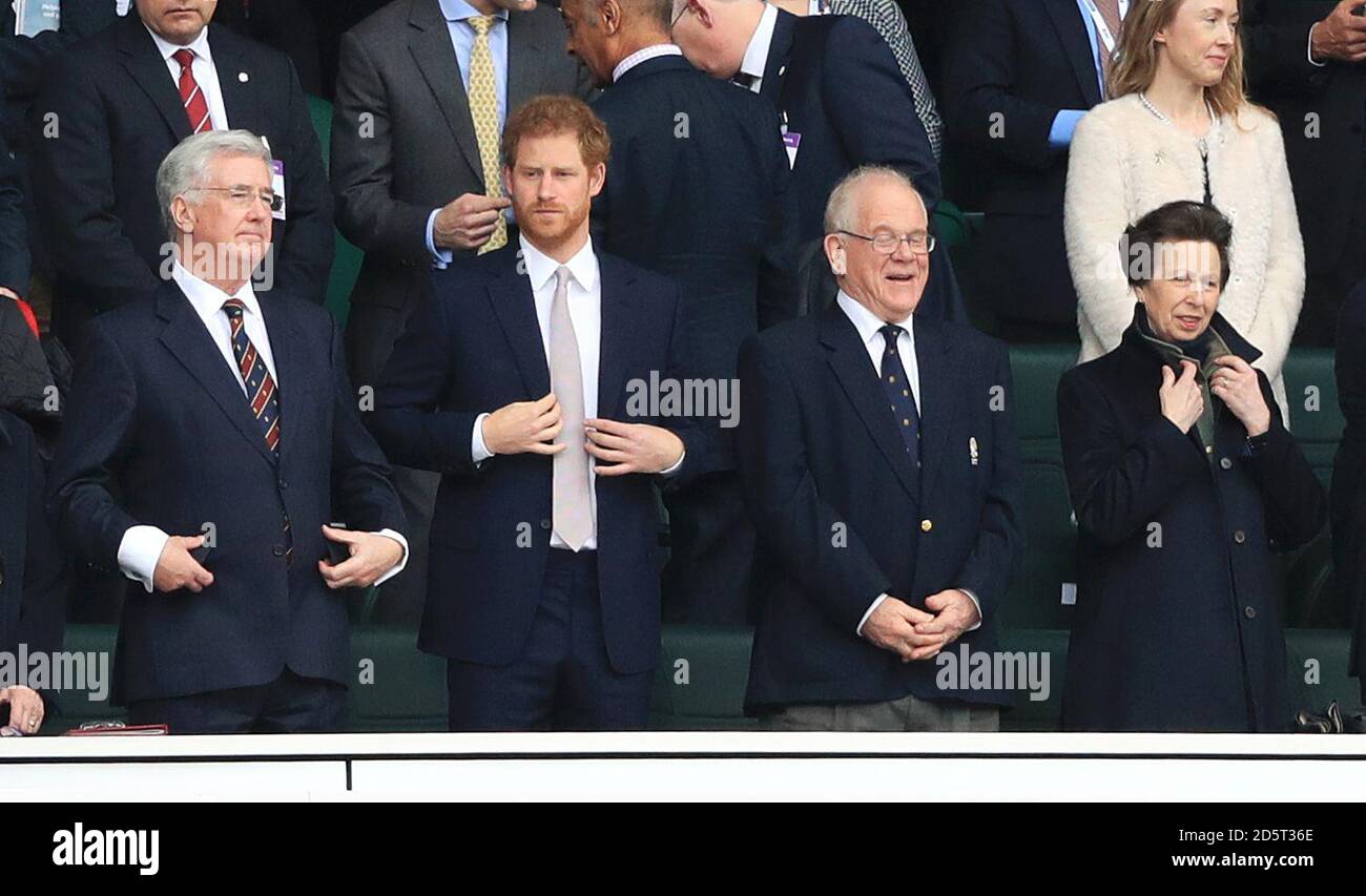 Conservatore per Sevenoaks e Segretario di Stato per la Difesa Sir Michael Fallon (sinistra), il Principe Harry (seconda sinistra), il Presidente della RFU Peter Baines (seconda destra) e Anne, Principessa Royal (destra) nelle tribune prima del gioco Foto Stock