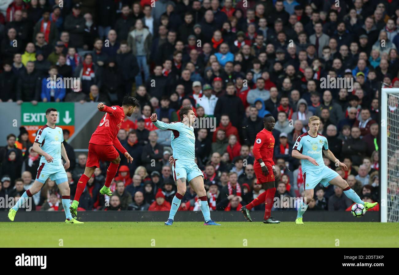 L'Emre Can di Liverpool (a sinistra) segna il secondo obiettivo del suo fianco il gioco Foto Stock