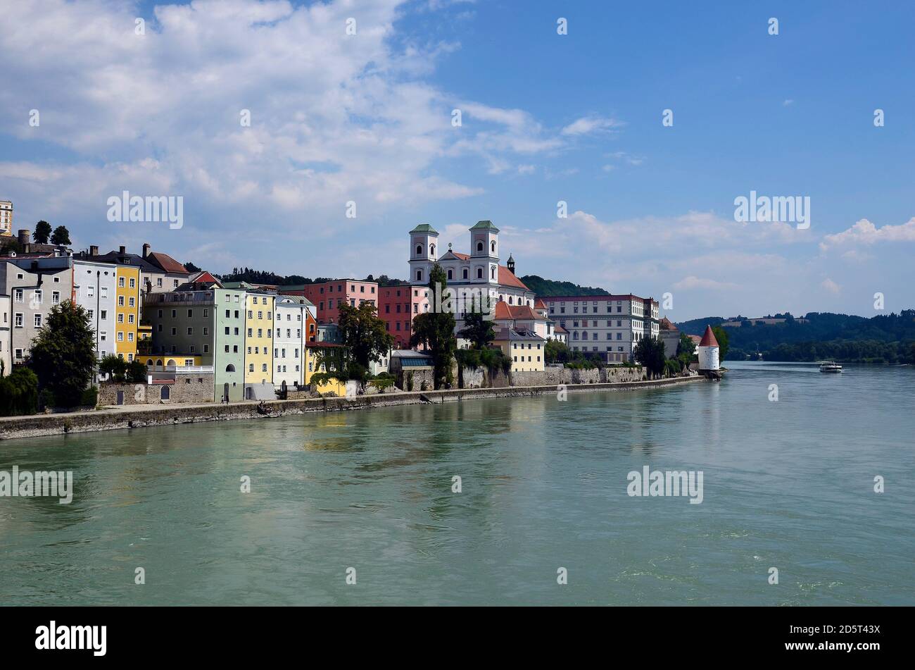 Germania, la torre medievale di Schaibling e la chiesa di San Michele nel quartiere della città vecchia lungo il fiume Inn nella città di Passau in Baviera vicino al bor Foto Stock