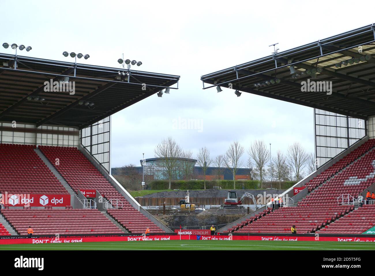 Lavori di costruzione in corso nel vecchio angolo del quadro di valutazione del Scommetti 365 stadio Foto Stock