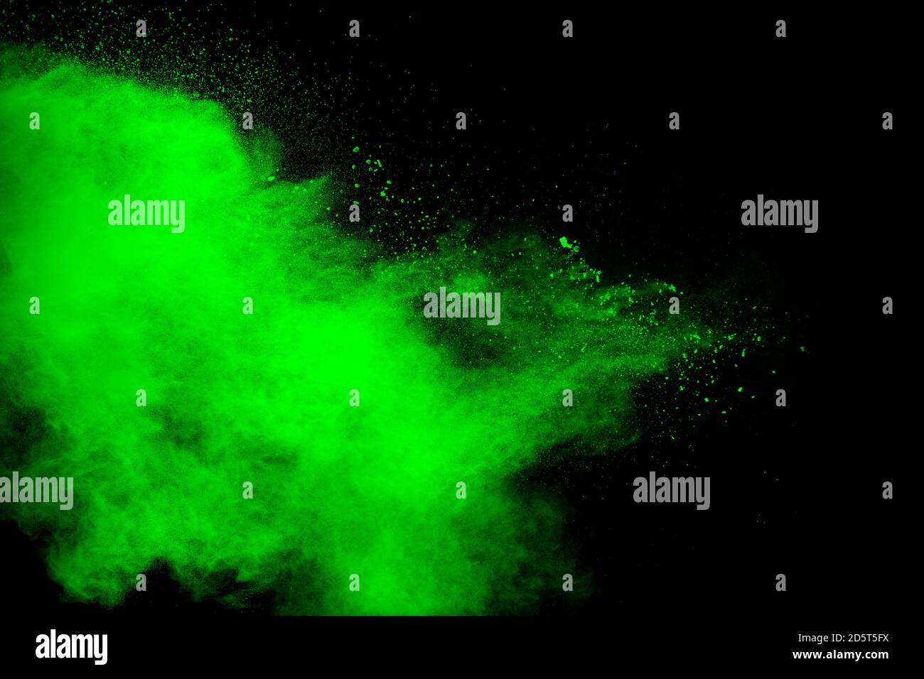 Polvere verde esplosione nuvola su sfondo nero. Foto Stock