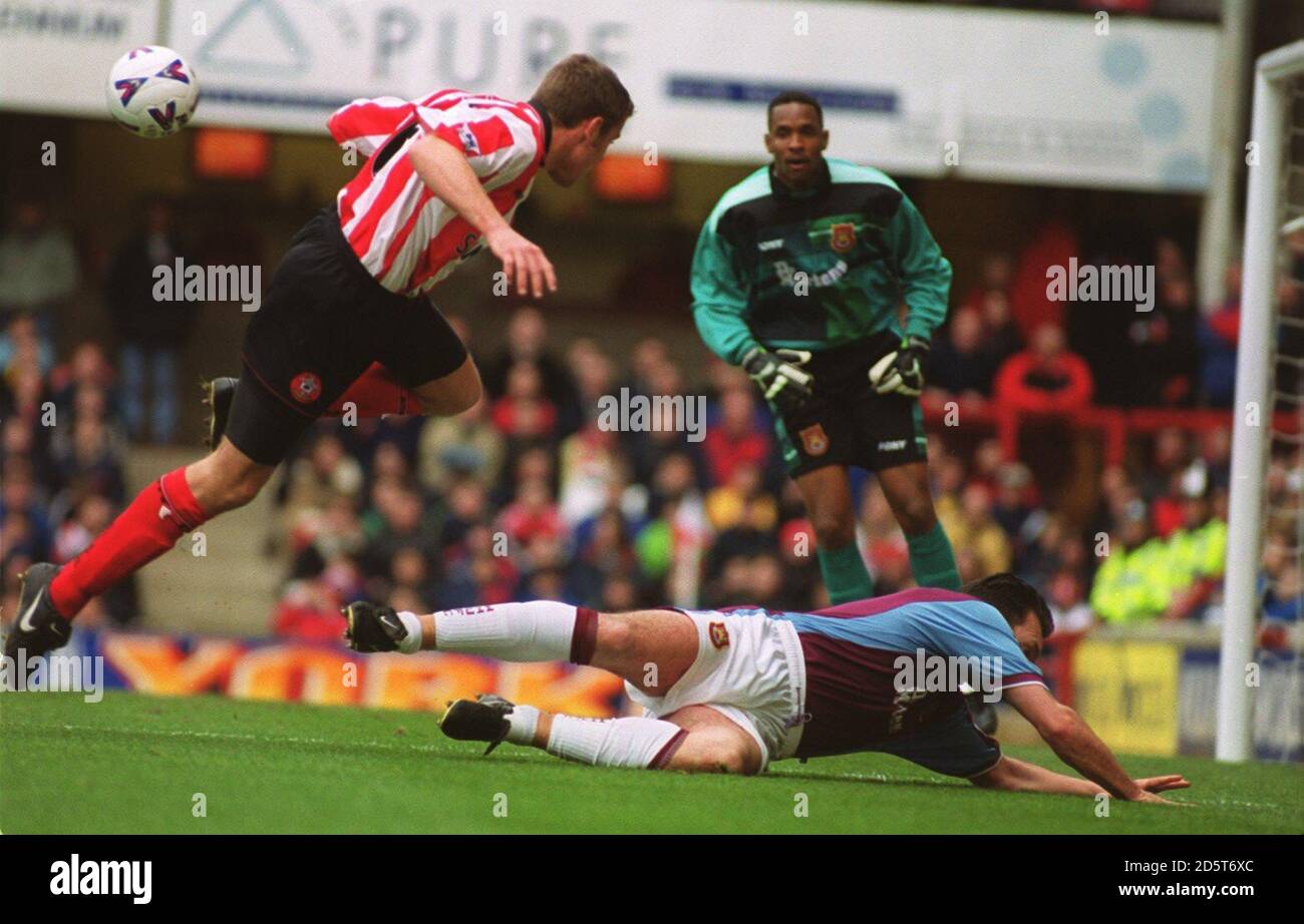 L-R; James Beattie, Southampton è affrontato da Neil Ruddock, West Ham United Foto Stock