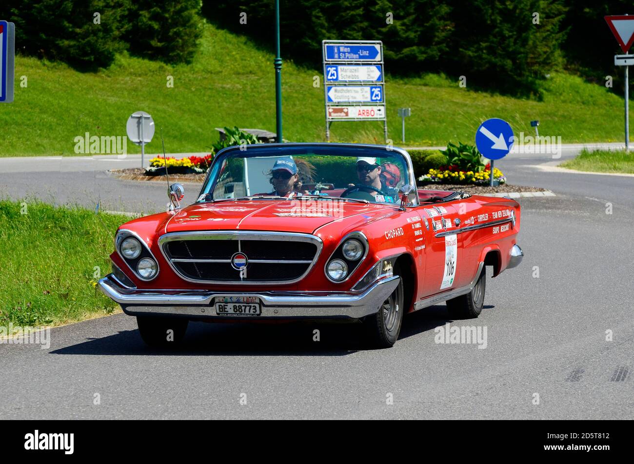 Lunz am See, Austria - 19 luglio 2013: Chrysler Newport 300 convertibile in tappa speciale da International Ennstal Classic 2013, un torneo annuale thro Foto Stock