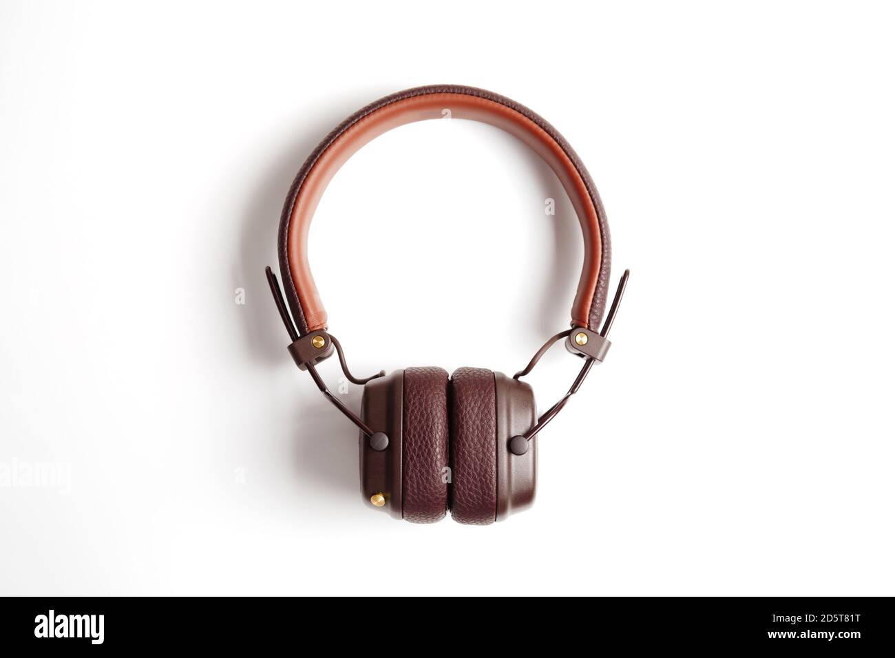 Moderne cuffie wireless in pelle marrone isolate su bianco Foto Stock