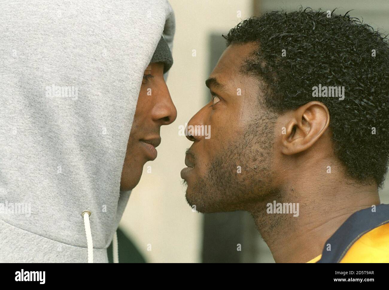 Carl Thompson, a destra, dà a Johnny Nelson la dura prova dopo una conferenza stampa in vista della loro WBO Cruiserweight Championship lotta a Derby il Sabato Foto Stock