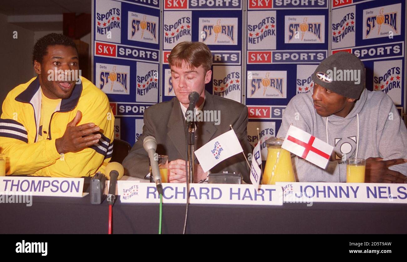 Carl Thompson discute con l'avversario Johnny Nelson ad una stampa Conferenza per la sua lotta WBO Cruiserweight a Derby il Sabato (Il centro è il rappresentante del promotore Frank Warren Richard Hart Foto Stock