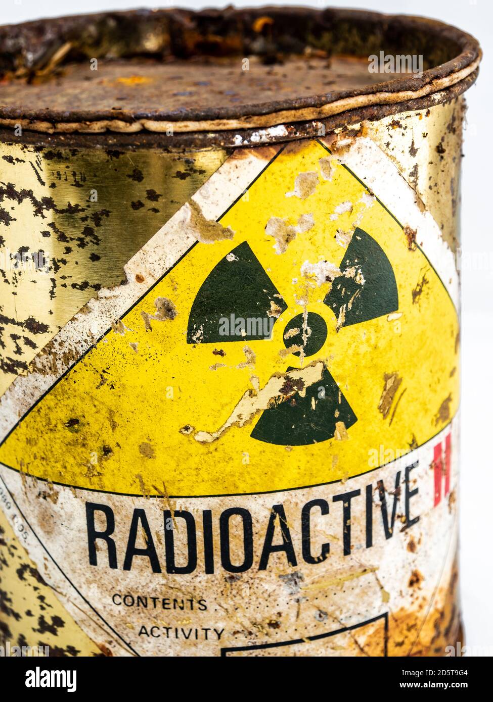 Il simbolo di avvertenza radiazioni sull'etichetta dell'indice di trasporto è apposto sul contenitore del materiale radioattivo di ruggine e decadimento, simbolo di pericolo di radiazioni ionizzanti Foto Stock