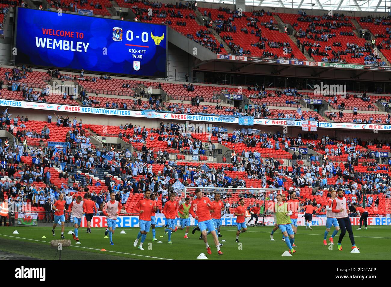 I giocatori di Coventry City si riscaldano a Wembley prima di te Checkatrade Finale del Trofeo Foto Stock