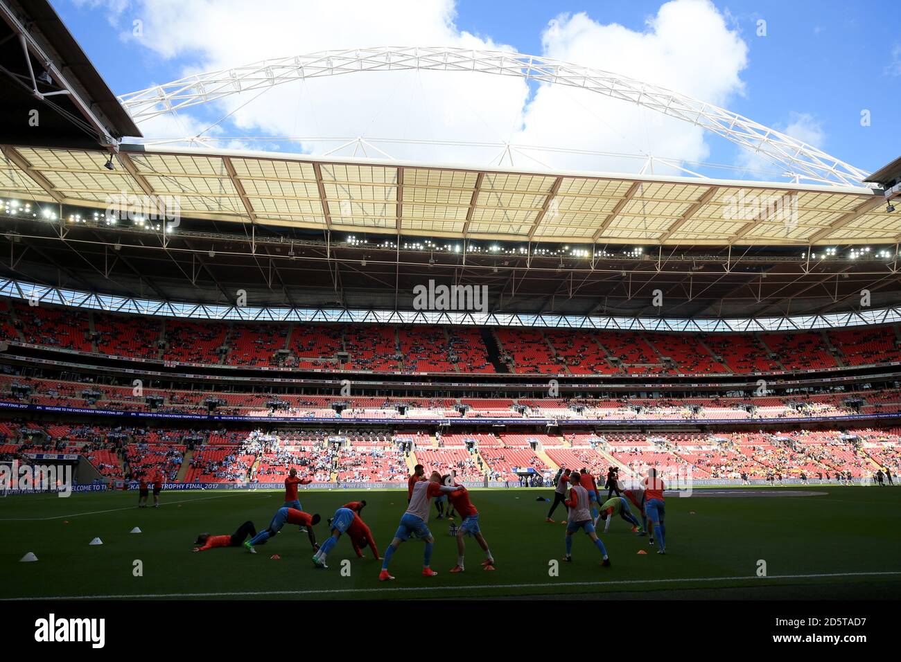 I giocatori di Coventry City si riscaldano a Wembley prima di te Checkatrade Finale del Trofeo Foto Stock