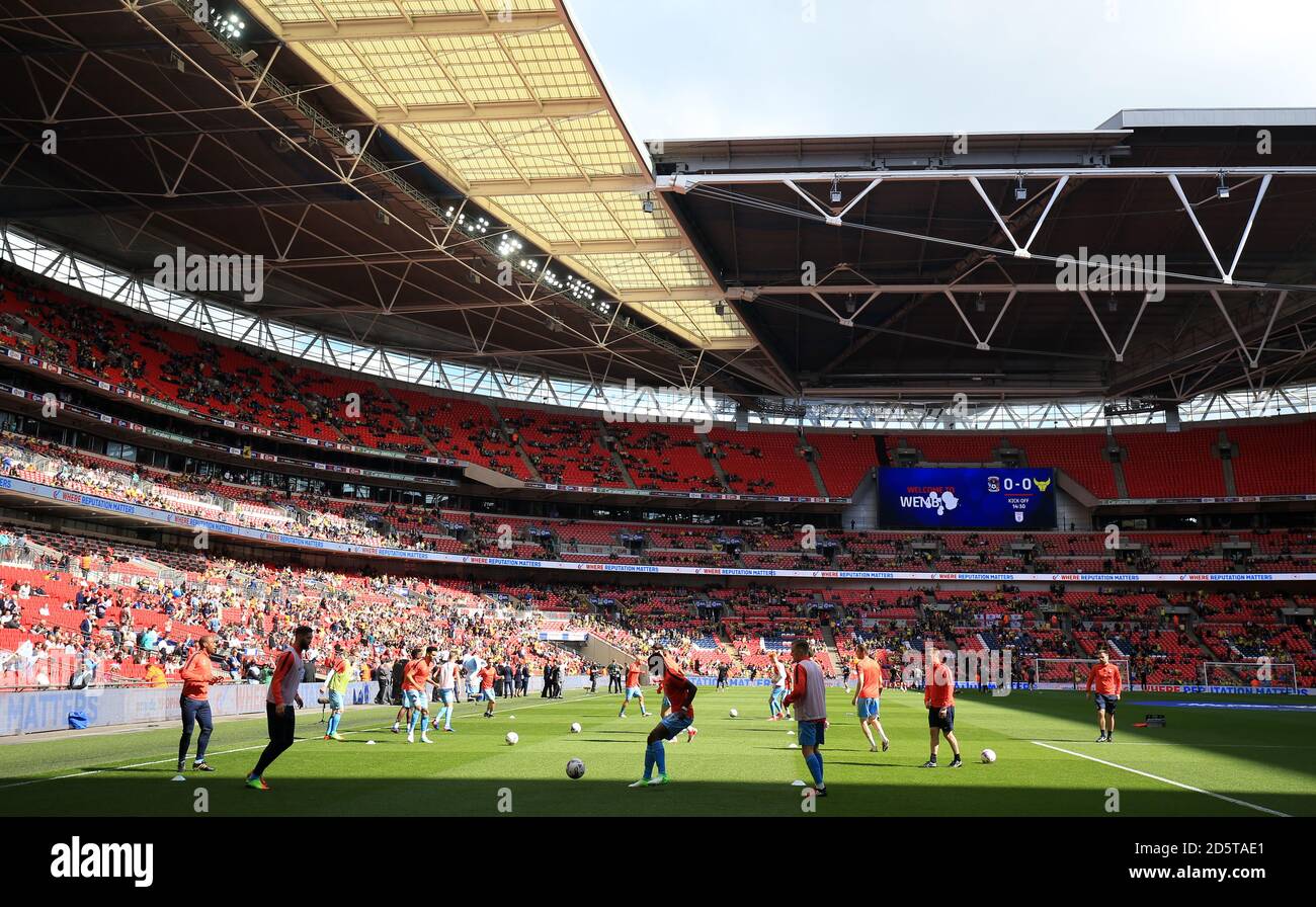 I giocatori di Coventry City si riscaldano a Wembley prima di te Checkatrade Finale del Trofeo Foto Stock