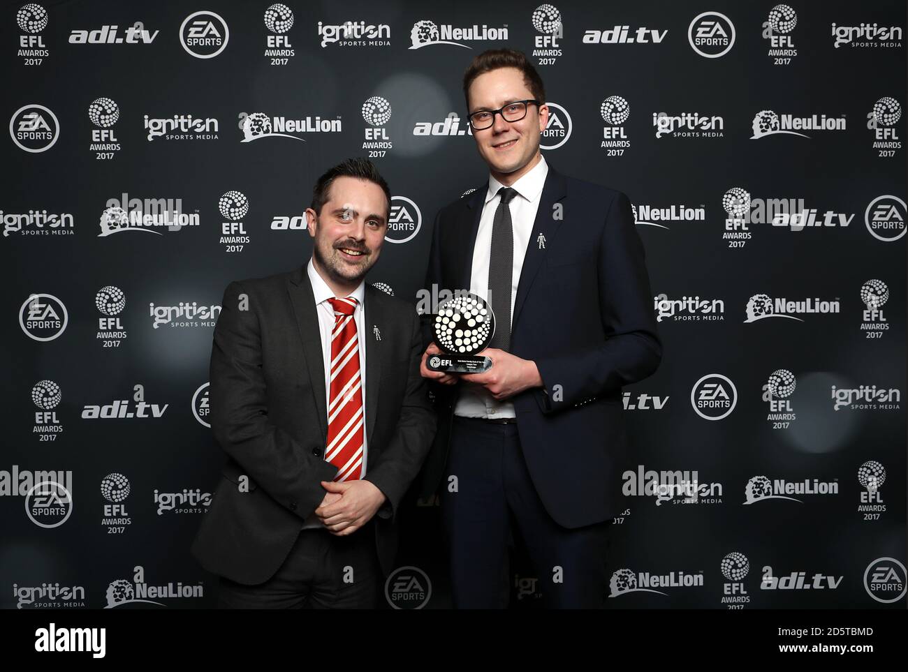 Rappresentanti di Stevenage con il Nick Kicks Family Club of the Year Award - League Two ai premi EFL al London Hilton, Park Lane. Foto Stock