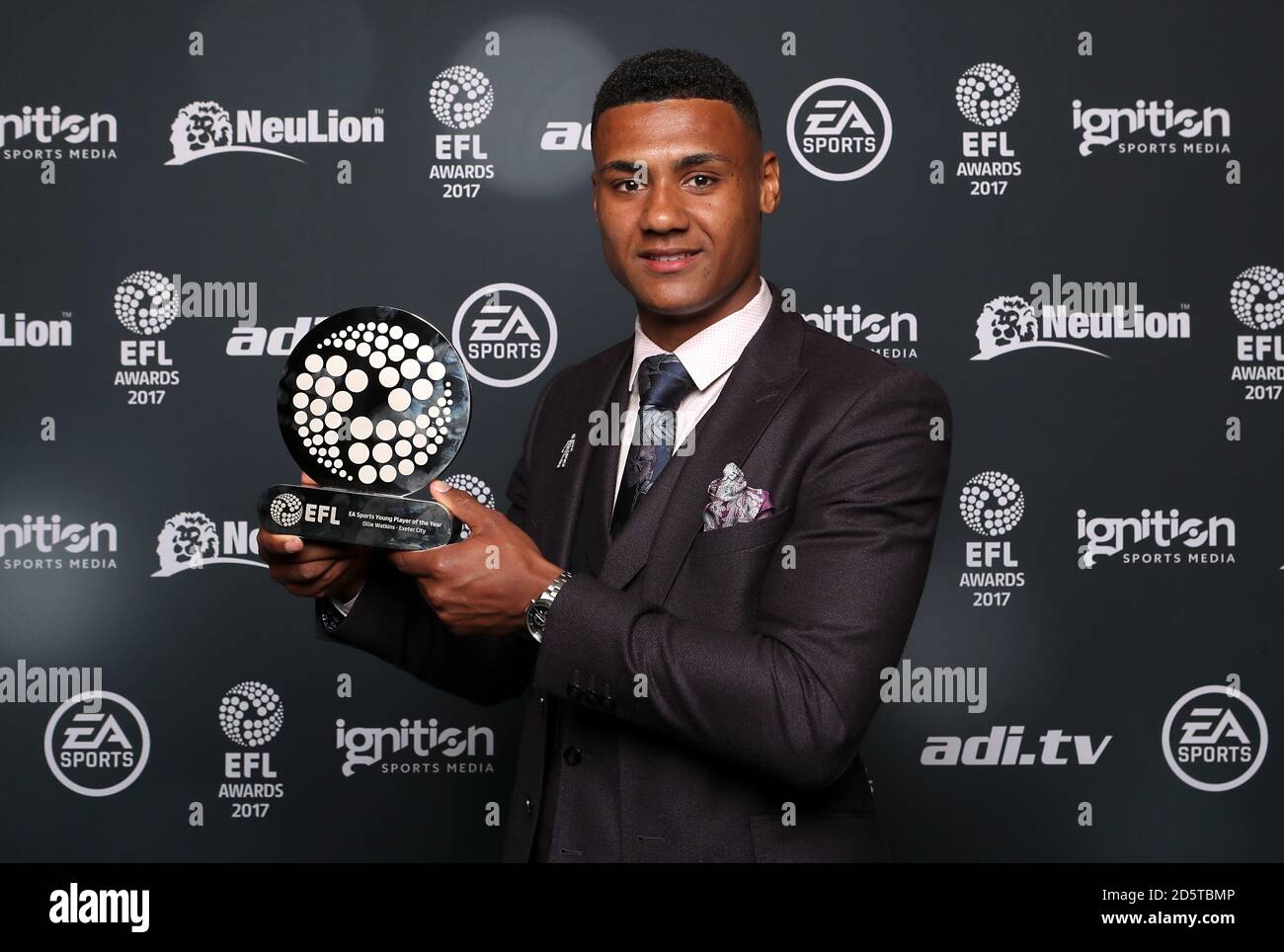 Exeter City's Ollie Watkins con l'EA Sports Young Player of the Season Award al premio EFL all'Hilton di Londra, Park Lane. Foto Stock