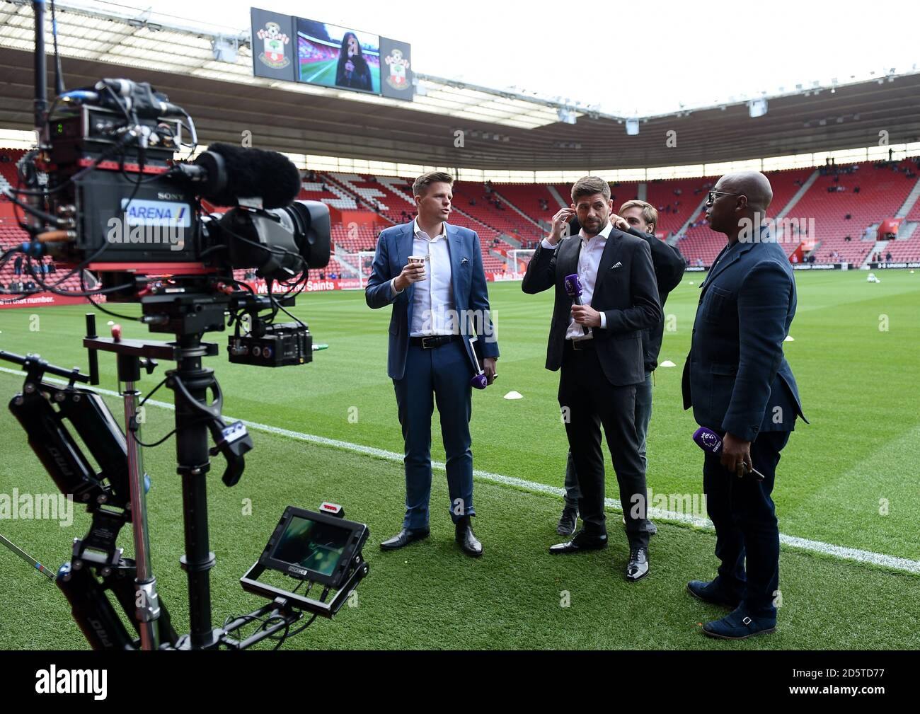 Pundits Jake Humphreys, Steven Gerrard e Ian Wright Foto Stock