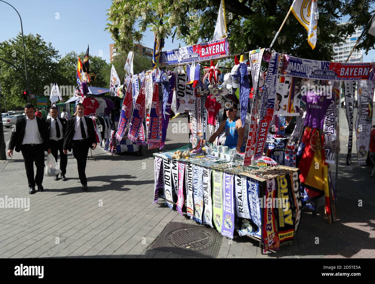 Un venditore vende il Real Madrid e il Bayern Monaco metà e. sciarpe Foto  stock - Alamy