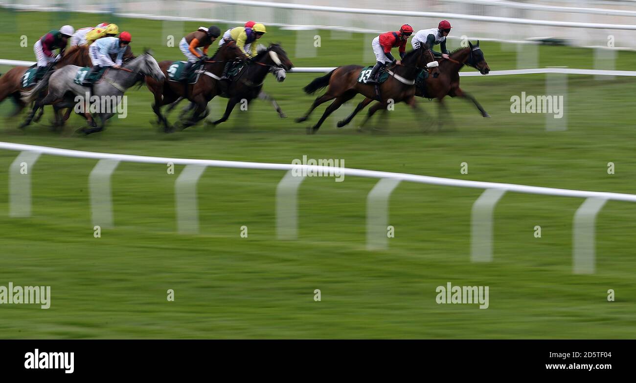 Jockey Thomas Greatrex (1° a destra) Con il suo cavallo Carnspindle durante il Catesby Property Group PLC Gara di handicap di Mares alle 15:15 durante la riunione di aprile a. Ippodromo di Cheltenham Foto Stock