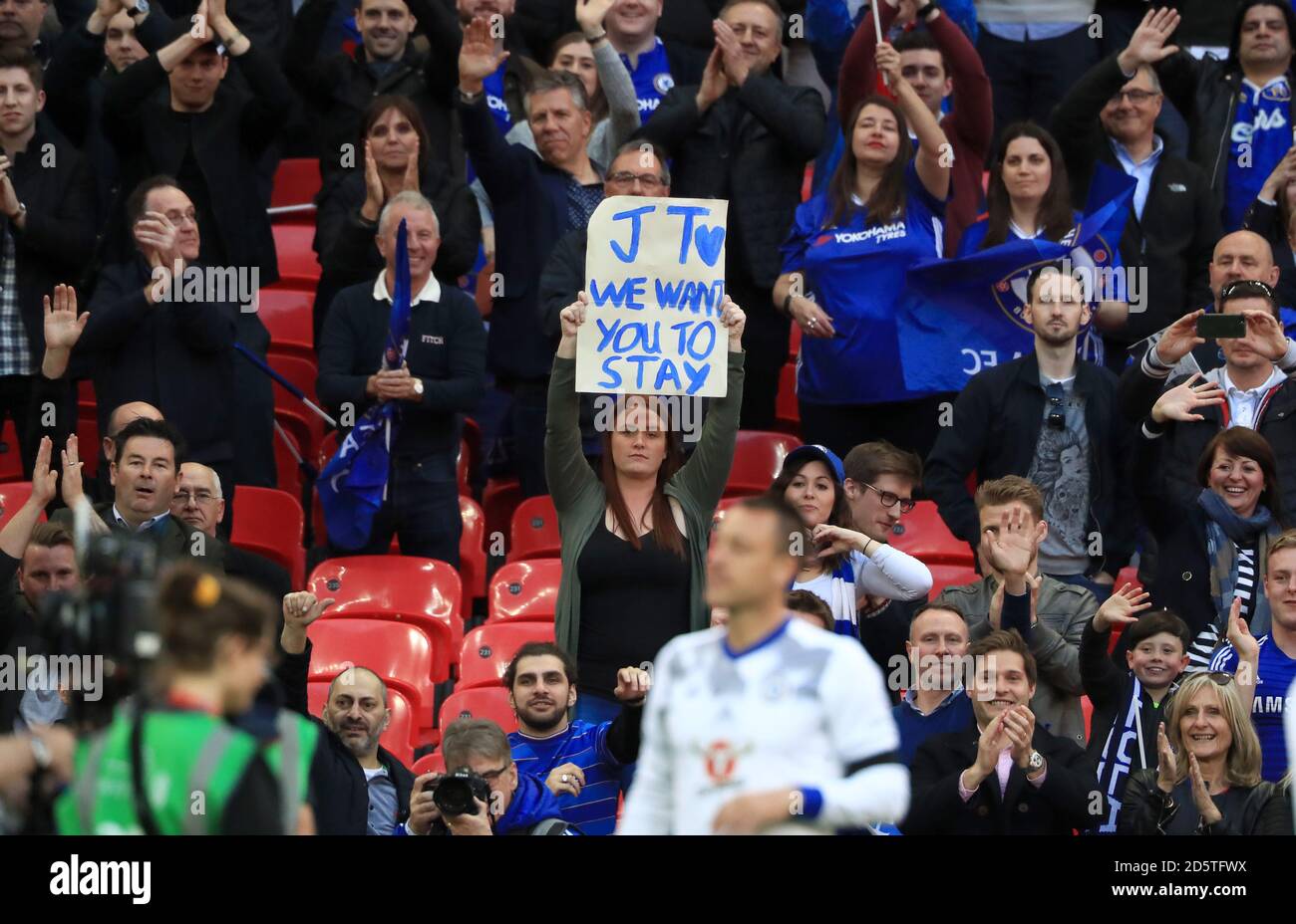 Un fan di Chelsea tiene un cartello negli stand durante il gioco Foto Stock