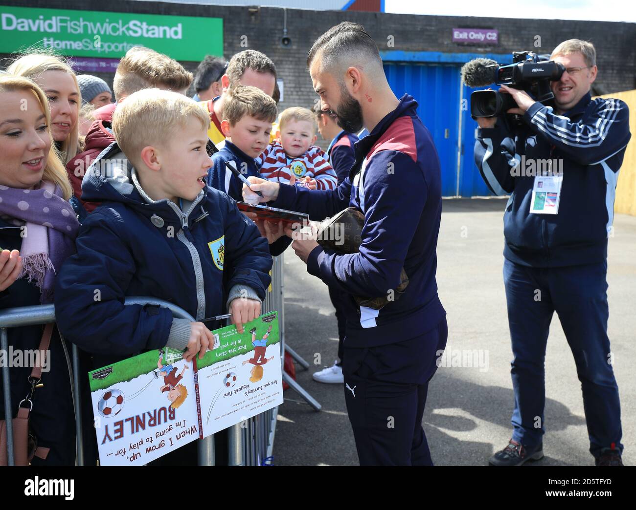 Steven Defour di Burnley firma autografi prima del gioco contro Manchester Uniti Foto Stock