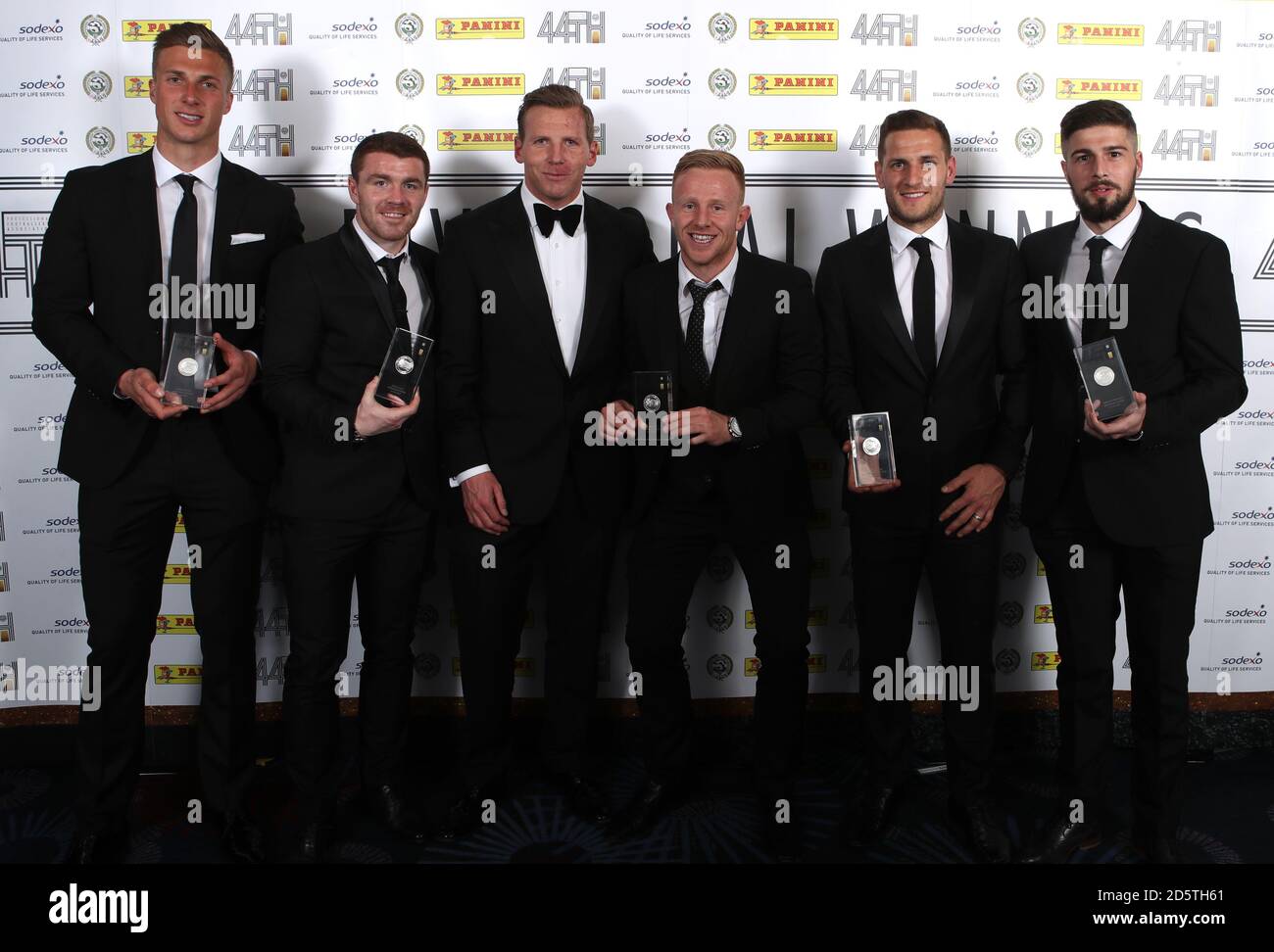 Ritchie Humphreys (terza a sinistra) con Sheffield United's PFA League One Team of the Year sponsorizzato dai giocatori Panini Simon Moore (a sinistra), John Fleck (seconda a sinistra), Mark Duffy (terza a destra), Billy Sharp (seconda a destra) e Kieron Freeman (a destra) Foto Stock