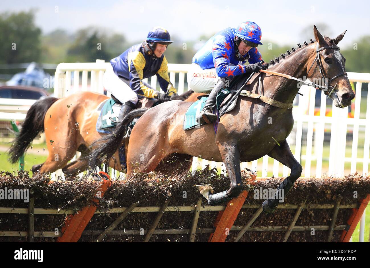 Jockey Benjamin Poste a cavallo AspecialPresent durante il John Greasley Sportsfield L'ostacolo dei principianti degli appaltatori Foto Stock