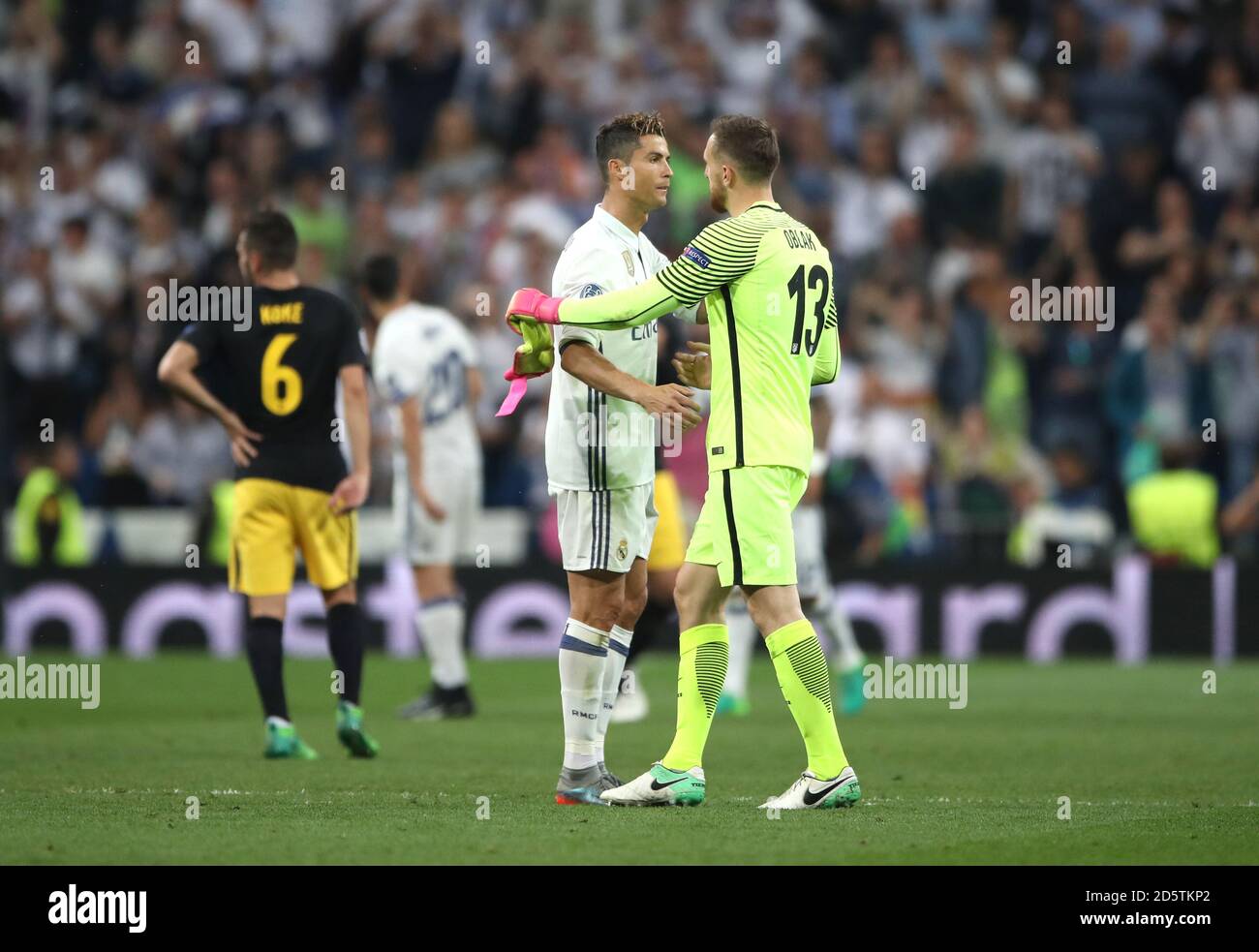 Cristiano Ronaldo del Real Madrid (a sinistra) con Jan, portiere dell'Atletico Madrid Oblak dopo il fischio finale Foto Stock