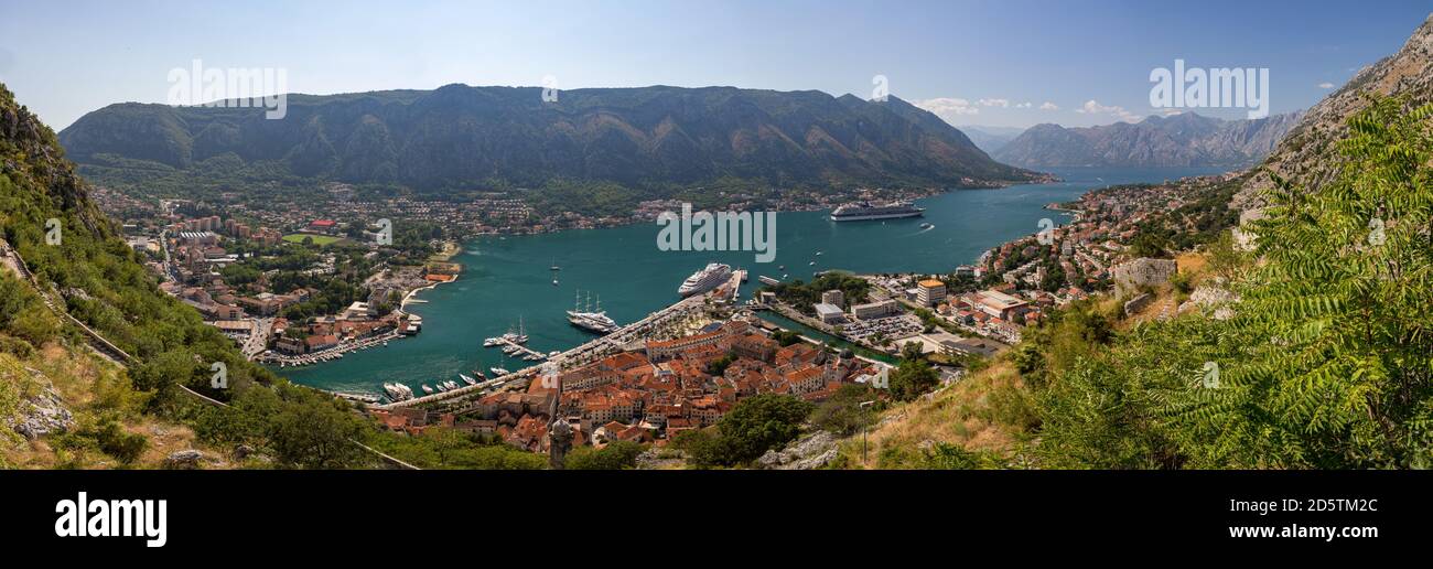 Vista panoramica su Cattaro, Baia di Cattaro e dintorni, Montenegro Foto Stock