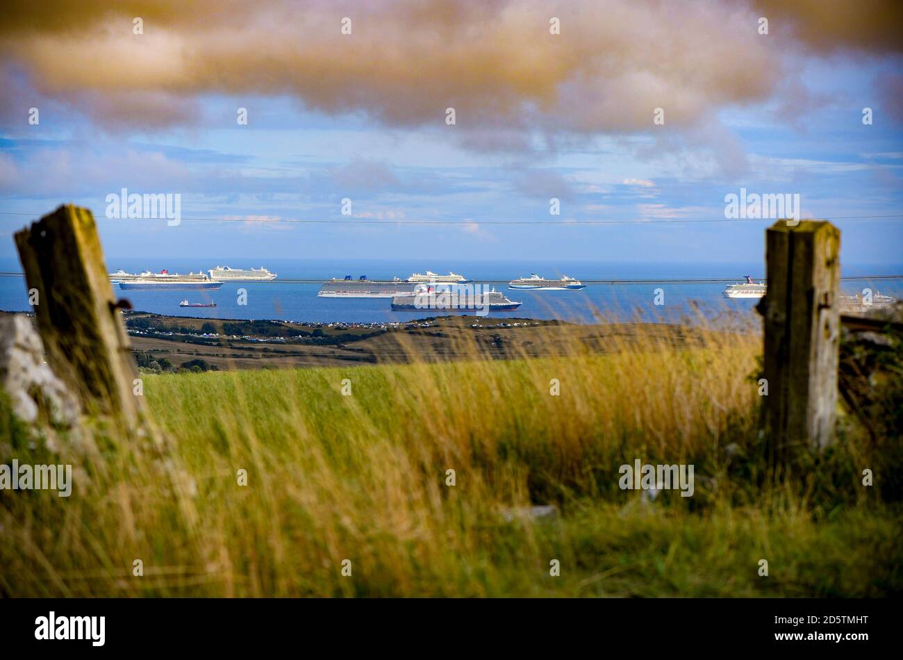 Navi da crociera ormeggiate al largo di Weymouth a Dorset, mentre Coronavirus blocca l'attività dell'industria delle navi da crociera. Foto Stock