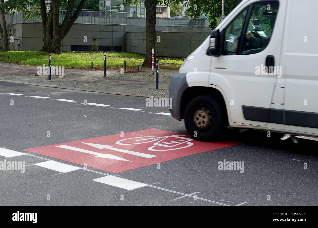 Berlino, Germania. 06 ottobre 2020. Un trasportatore guida attraverso il pittogramma ciclistico sulla Weidenweg nel quartiere berlinese di Friedrichshain. La pista ciclabile pop-up è stata allestita dal distretto in estate. La nuova pista ciclabile si snoda per tre chilometri da Palisadenstraße via Weidenweg fino a Rigaer Straße e collega Lichtenberger Straße a ovest con la stazione Frankfurter Allee S-Bahn a est. Credit: Alexandra Schuler/dpa/Alamy Live News Foto Stock