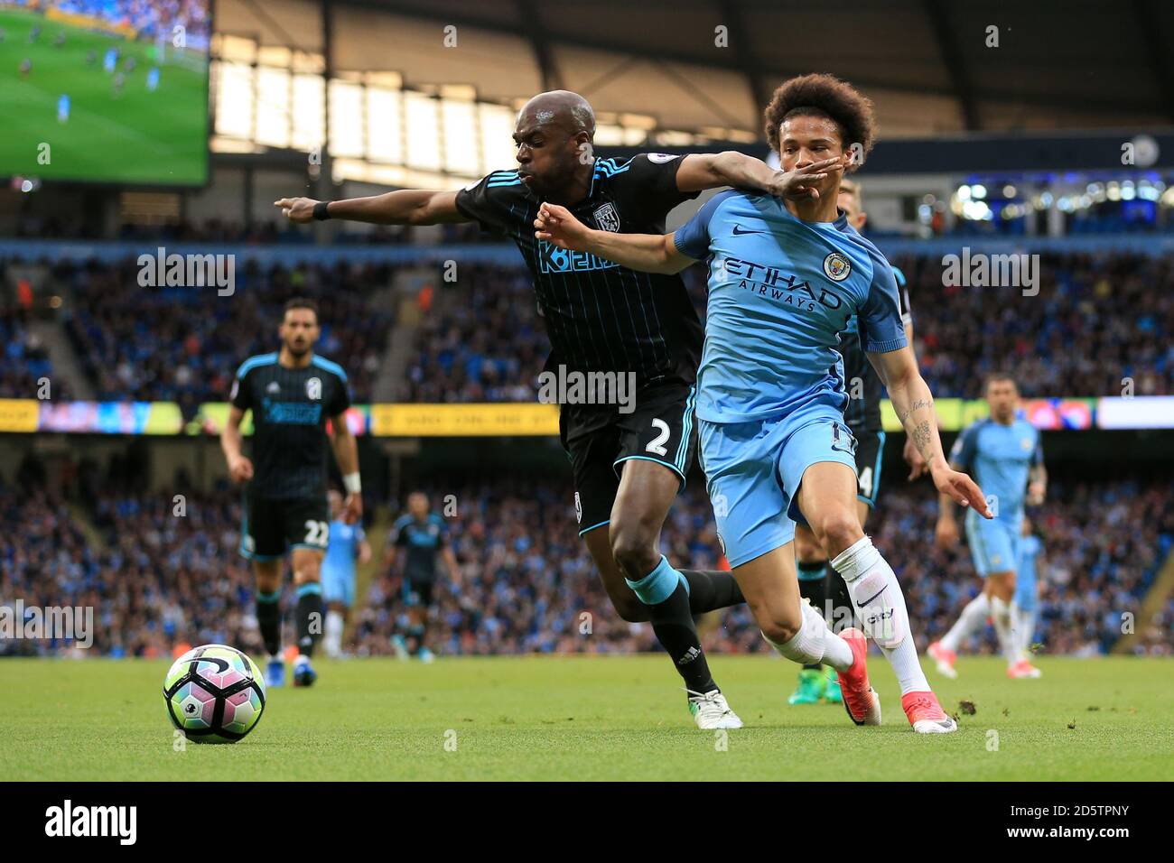 Allan Nyom di West Bromwich Albion (a sinistra) e Leroy di Manchester City Sana battaglia per la palla Foto Stock