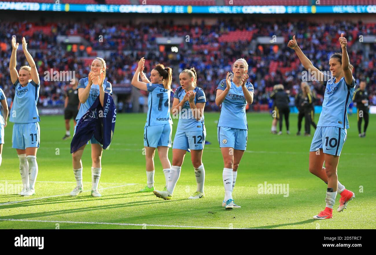 Le donne di Manchester City festeggiano sul campo dopo la finale fischio Foto Stock