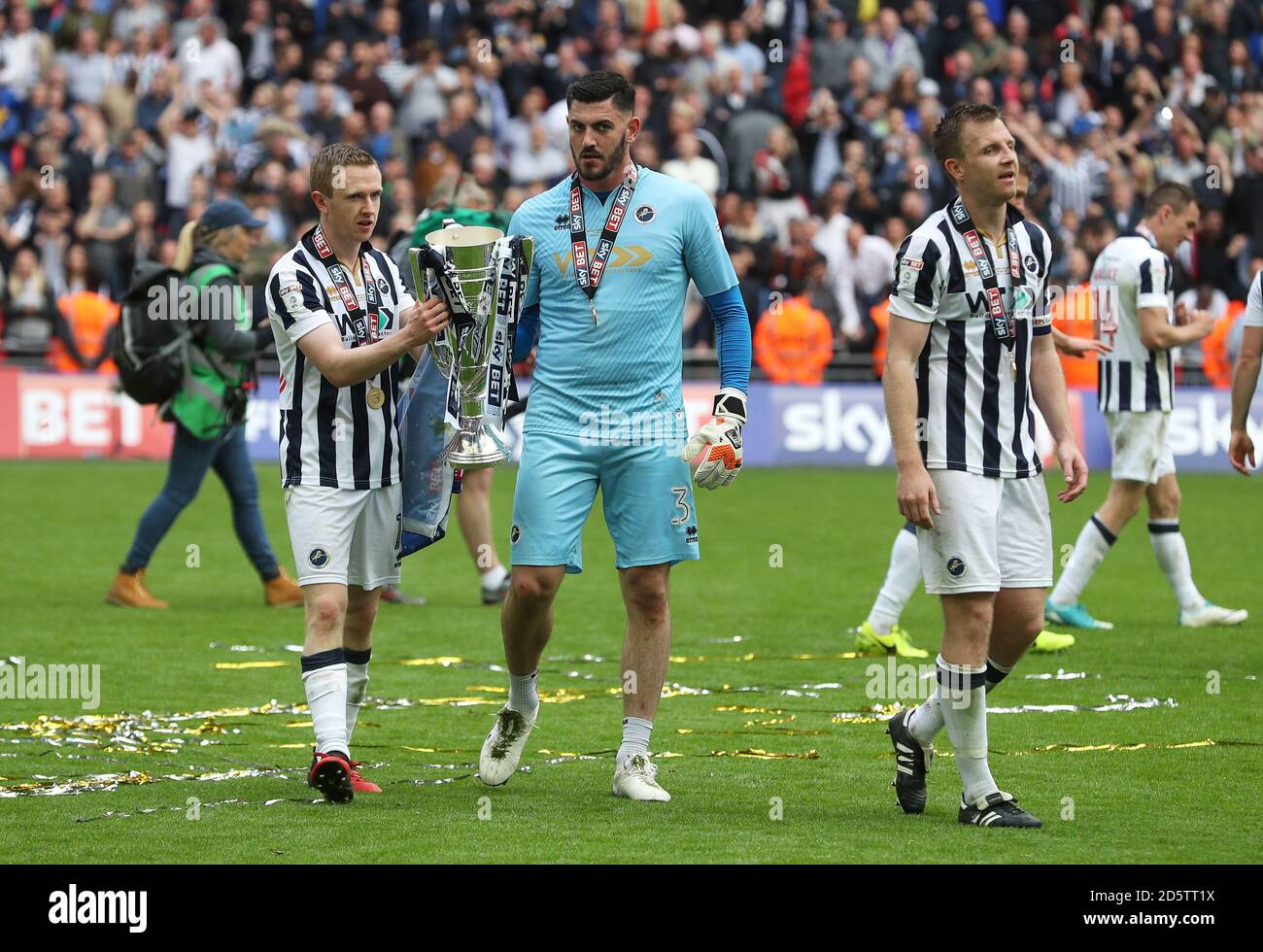 Shane Ferguson di Millwall (a sinistra), Tom King (al centro) e Tony Craig festeggiano con il trofeo sul campo dopo la partita Foto Stock