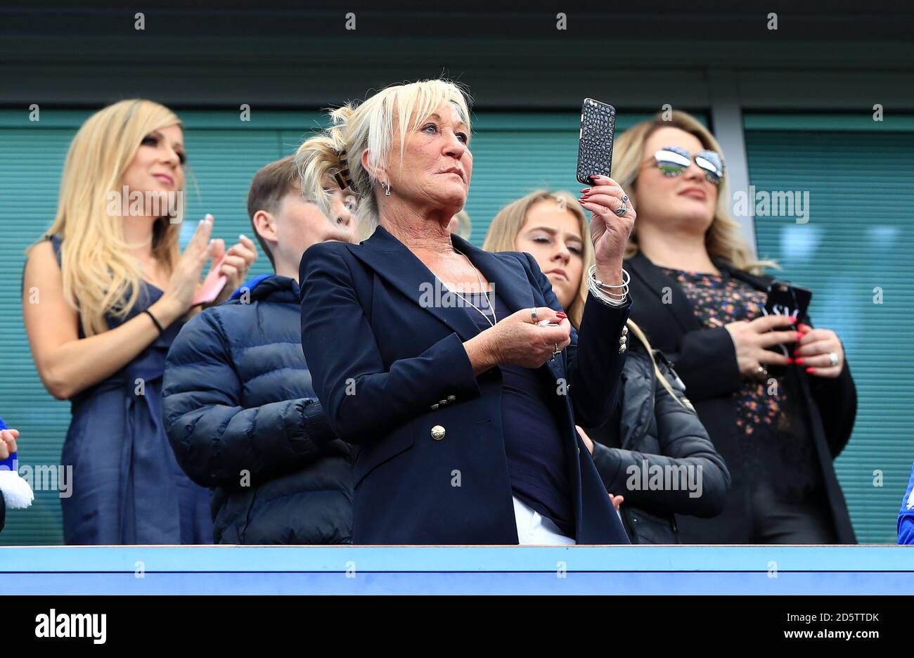 La mamma di John Terry è in piedi durante il suo figlio Ultima partita di campionato per Chelsea Foto Stock