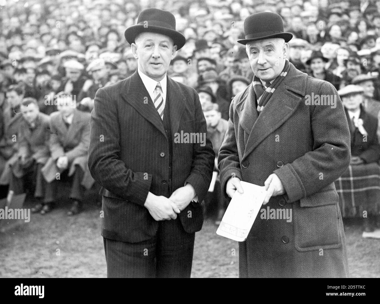 Ipswich Town manager, Scott Duncan (l) e Aston Villa manager, Jimmy Hogan, a Ipswich per il replay della fa Cup. Foto Stock