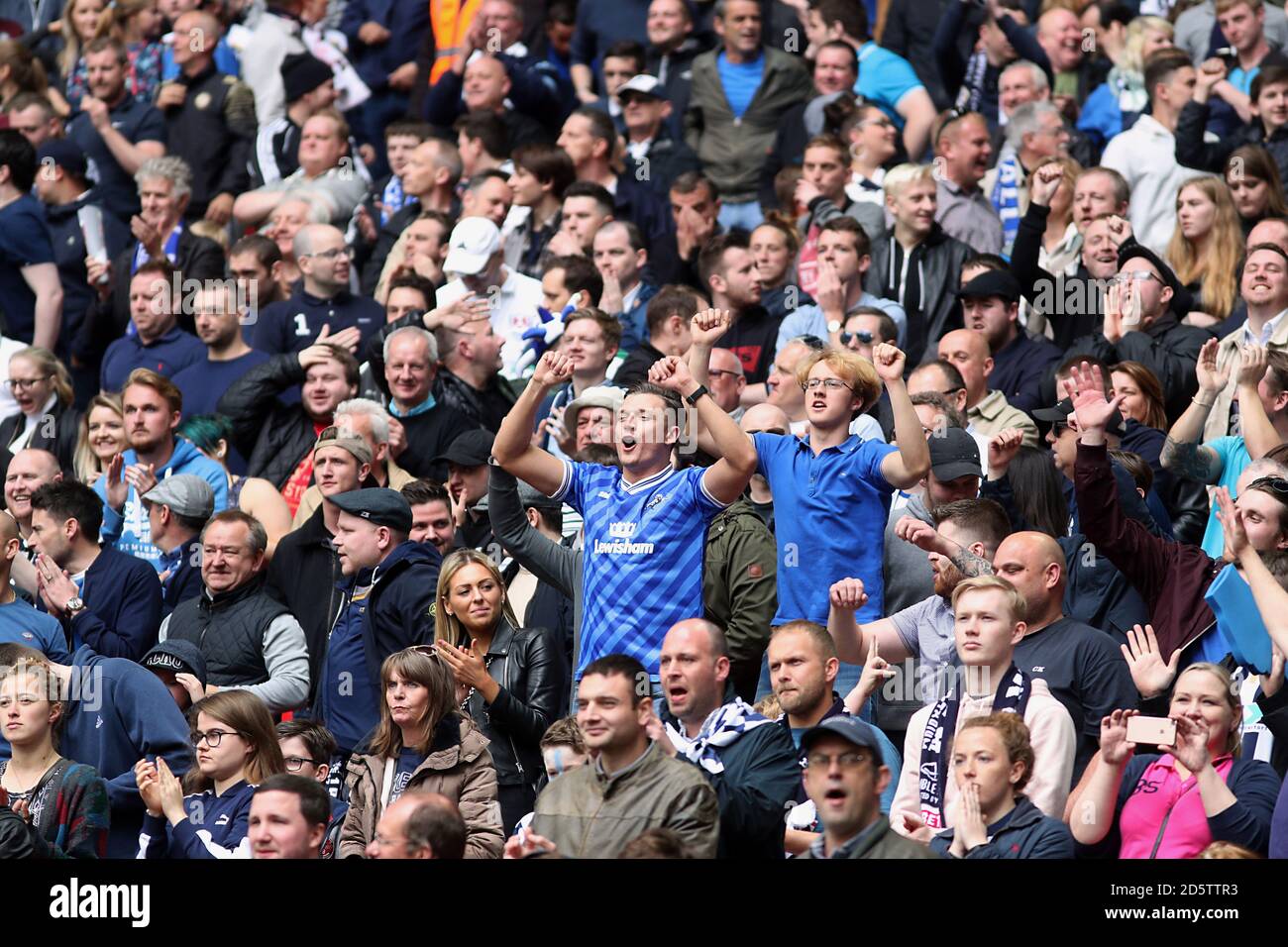 I fan di Millwall mostrano il loro sostegno negli stand Foto Stock