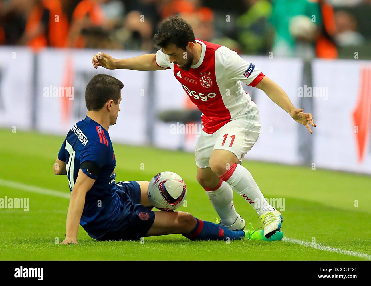 Ander Herrera di Manchester United (a sinistra) e Amin Yoines di Ajax Per la palla durante la finale di UEFA Europa League in Stoccolma Foto Stock