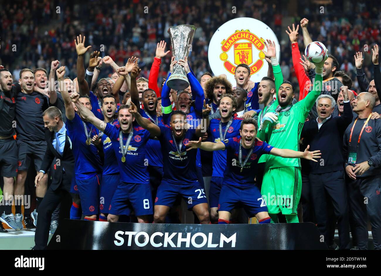 Il Manchester United team solleva il trofeo dopo aver vinto il Finale della UEFA Europa League a Stoccolma Foto Stock
