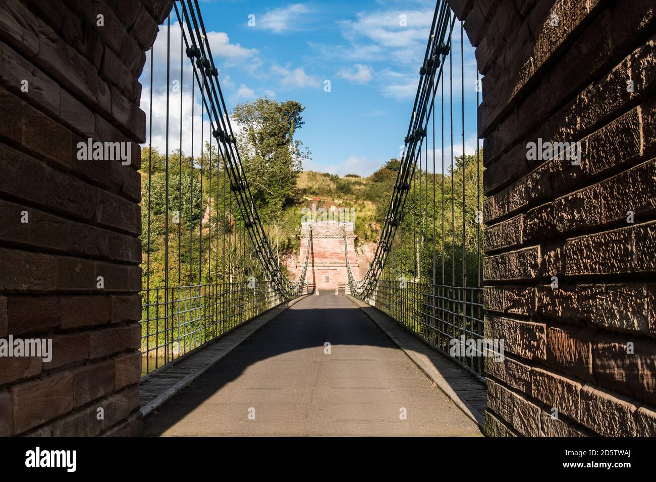 Union Bridge, un ponte di 200 anni fa, attraversa il fiume Tweed e attraversa i confini dell'Inghilterra e della Scozia. Foto Stock