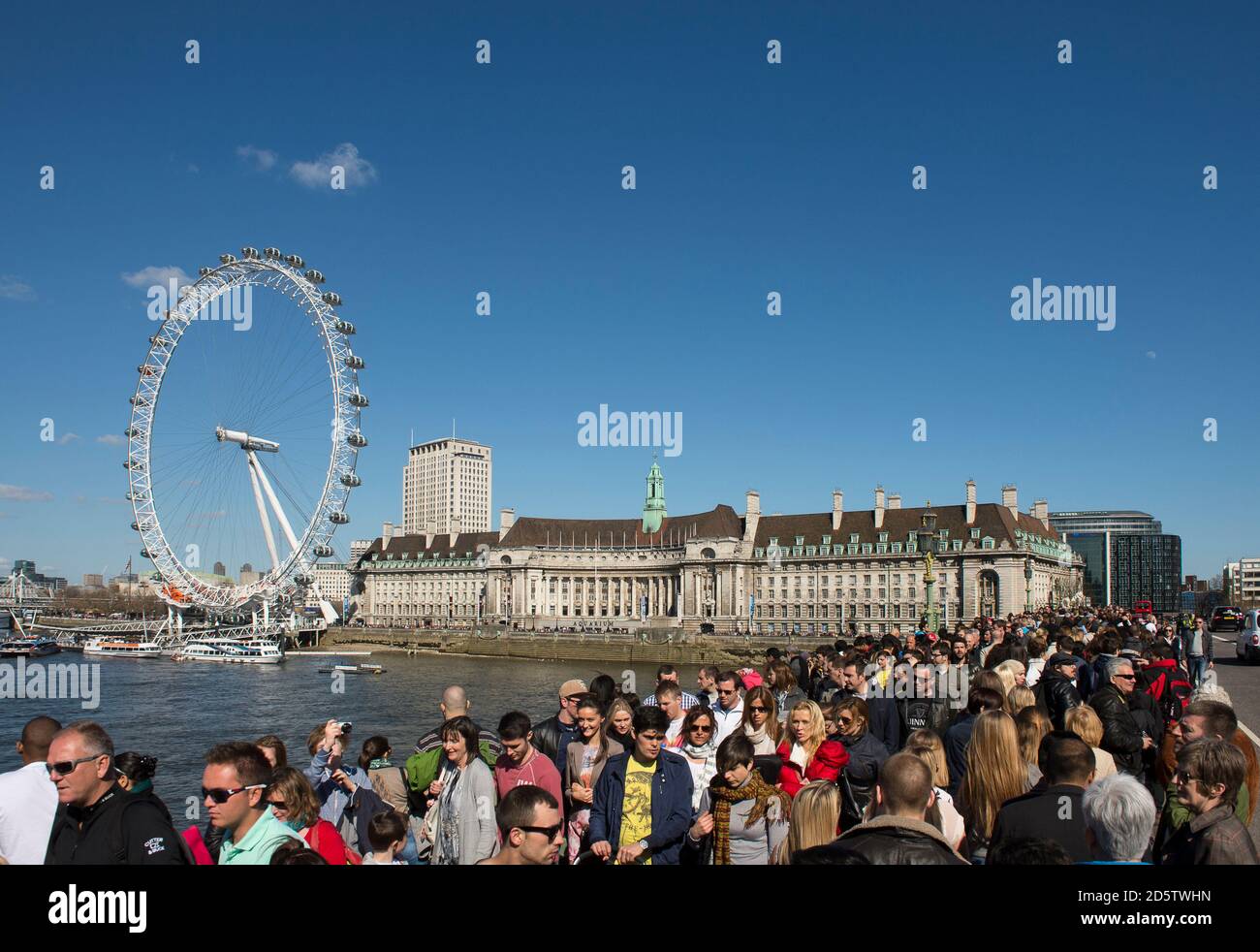 Il London Eye lastminute.com sulla riva sud del Tamigi a Londra, Inghilterra. Foto Stock