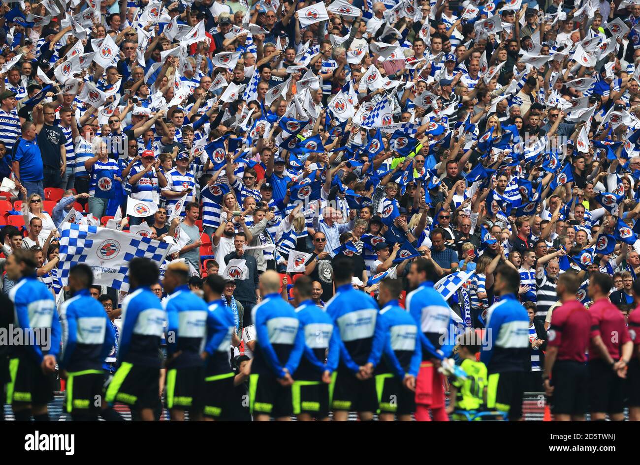 I fan di Reading mostrano il loro sostegno negli stand mentre i giocatori di Huddersfield Town si allineano prima della finale di Play-Off del Campionato Sky Bet al Wembley Stadium, Londra, 29 maggio 2017 Foto Stock