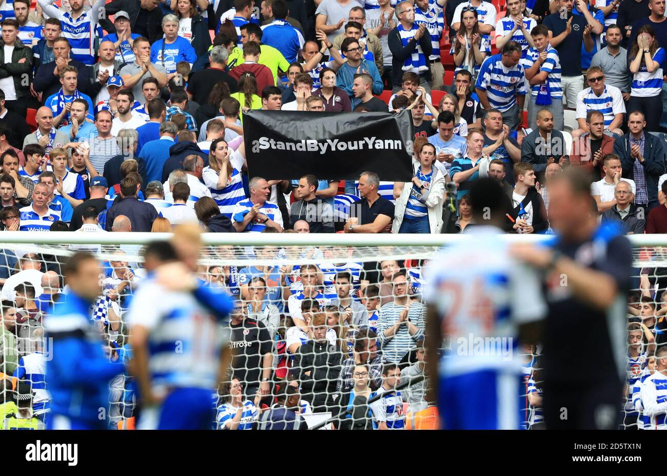 I ventilatori nei supporti tengono una bandiera che legge Stand by Il tuo Yann Foto Stock